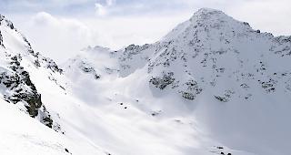 Eine Lawine erfasste zwei Skifahrer, die andere nur eine Person. (Symbolbild: Verbier)
