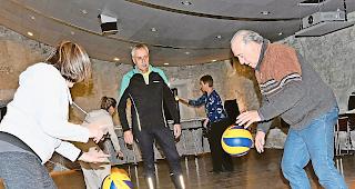 Erstmalig. Paul Wecker (Mitte) bei der Turnstunde vom Mittwoch im Schloss Leuk: &laquo;Turnen l&auml;sst es sich auch hier.&raquo;Foto mengis media