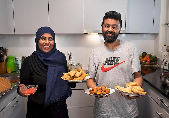 Eingespieltes Team. Ali Ahmed Abdulwahab und seine Frau Hussen Dahir Shamso präsentieren mit Sambusa und Baajiya an Shatta eine fritierte Spezialität der somalischen Küche.