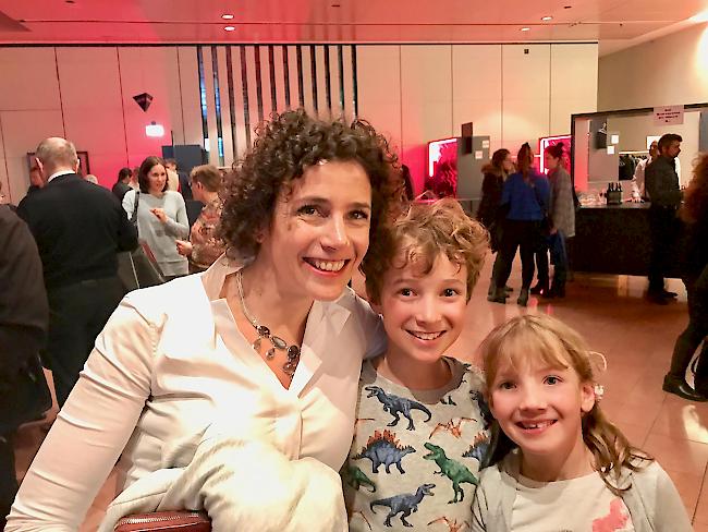 Nadja Schwery, mit Neffe und Nichte Mika und Jael Fux, Brig: Mir gefiel, dass die Kinder der «Visper Spatzä» vor dem Musical auftreten konnten. Ich bin stolz auf meine Nichte, die dort mitgesungen hat.»