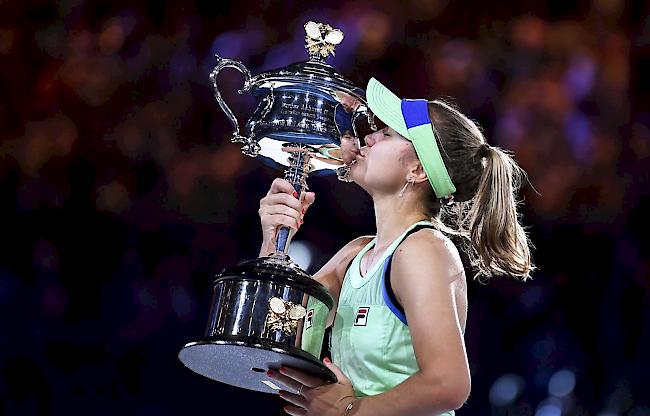 Sofia Kenin gewinnt am Australian Open in Melbourne ihren ersten Grand-Slam-Titel. Die 21-jährige Amerikanerin schlägt im Final die Spanierin Garbiñe Muguruza in gut zwei Stunden 4:6, 6:2, 6:2.