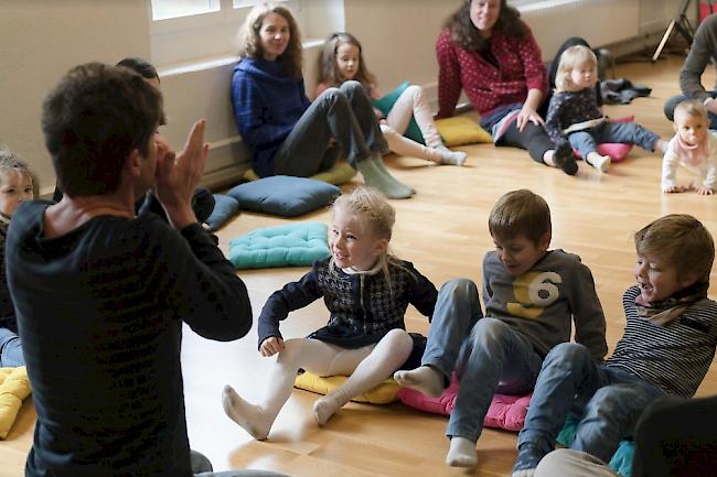 Der Klangkünstler Benoît Sicat aus Frankreich lud Kinder ab sechs Monaten bis maximal drei Jahren zu einer Klangperformance.