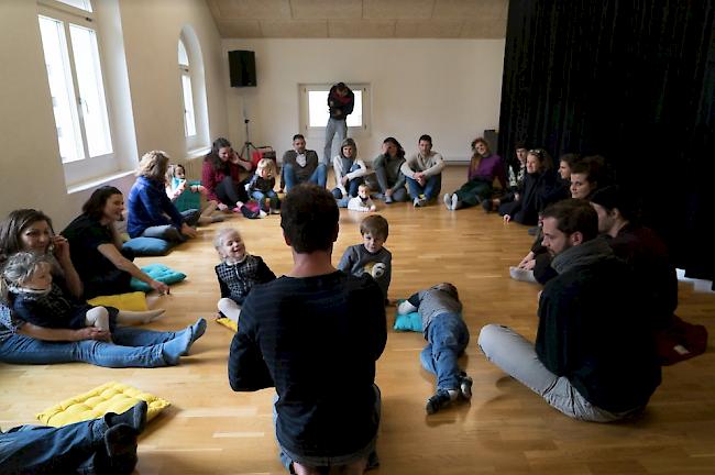 Der Klangkünstler Benoît Sicat aus Frankreich lud Kinder ab sechs Monaten bis maximal drei Jahren zu einer Klangperformance.