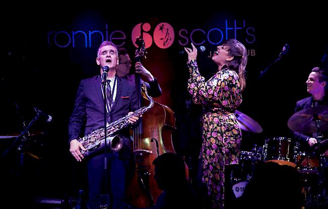 Curtis Stigers freut sich bereits besonders
auf seinen Auftritt im Wallis: «Es wird toll, mit den fantastischen Musikern von Ronnie Scott’s zu spielen,
aber auch all die anderen Musiker wie Glen Hansard oder Richard Marx zu treffen.»