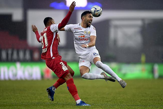 Sittens Torschütze Patrick Luan (links) im Duell mit Zürichs Mimoun Mahi.