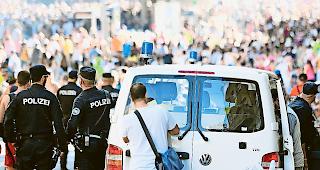 Spezieller Einsatz. Polizisten der Stadtpolizei Z&uuml;rich an der Street Parade. 