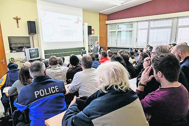 Rappelvoll. Die Zwangsversteigerung zweier Wohnungen auf Betreiben der Gemeinde Zermatt stiess auf grosses Interesse bei möglichen Käufern.