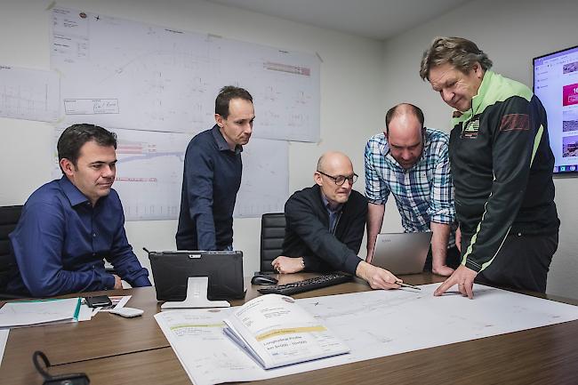 Kleines Team – grosses Projekt. Urs Juon, Vermessung Planax, Sébastien Bouron, VWI Ingenieure AG, Walter Clausen,
VWI Ingenieure AG, Reinhard Imoberdorf, Vermessung/Trassierung Planax, und Willi In-Albon, Projektleitung InAlps (von links).