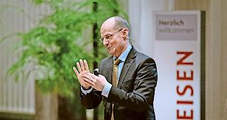 Finanzfachmann. Dr. Stefan Kull bei seinem Referat zum amerikanischen Spirit: &laquo;Die B&ouml;rsianer m&ouml;gen diese Freiheit.&raquo; 