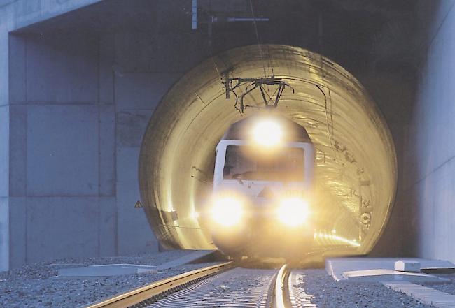 Wegen Hindernissen auf den Gleisen muss am Donnerstag auf der SBB-Strecke zwischen Visp und Frutigen mit Verspätungen gerechnet werden.