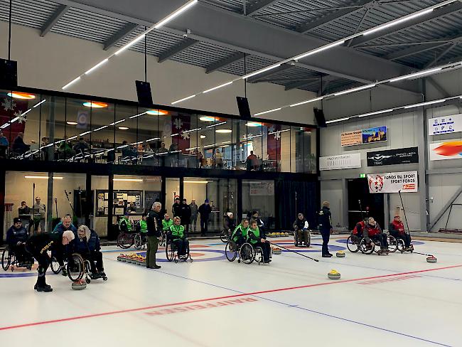 Eindrücke vom Auftakttag der Schweizer Meisterschaften der Rollstuhl-Curler in Brig-Glis.