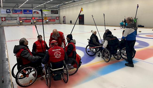 Eindrücke vom Auftakttag der Schweizer Meisterschaften der Rollstuhl-Curler in Brig-Glis.