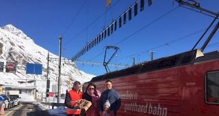 &Uuml;bergabe des Pr&auml;sentkorbes an Familie Kovacs aus Baar, Insassen des siebenmillionsten Fahrzeugs am Autoverlad Furka.