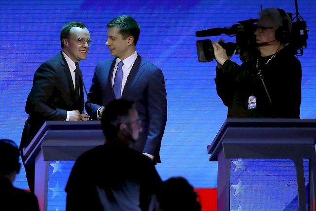 Der demokratische Präsidentschaftskandidat Pete Buttigieg (rechts), spricht nach der Debatte am Freitag mit seinem Ehemann Chasten Buttigieg.