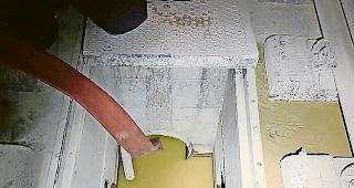 Gesperrte R&ouml;hre. Die Feuerwehr hat das vorerst bis zu 30 Zentimeter hoch stehende Wasser in der Tunnelr&ouml;hre abgepumpt.