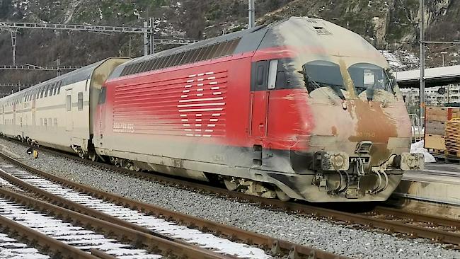 Ein Zug der SBB beim Bahnhof Brig,nach einer Fahrt durch den Lötschberg-Basistunnel.