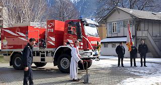 Pfarrer Jean-Pierre Brunner weihte das neue Wassertransportfahrzeug der Feuerwehr Naters ein.