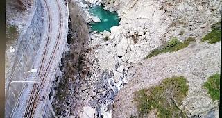 Wegen des Steinschlags auf dem Streckenabschnitt &laquo;In den Kipfen&raquo; der MGBahn wurde die Vispe leicht gestaut.