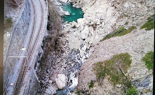 Wegen des Steinschlags auf dem Streckenabschnitt «In den Kipfen» der MGBahn wurde die Vispe leicht gestaut.