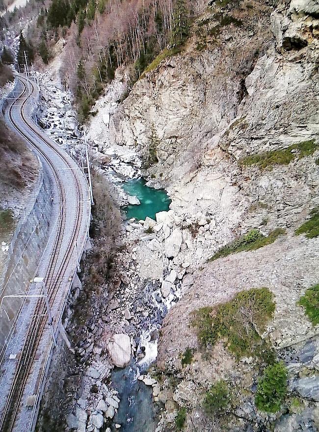 Wegen des Steinschlags auf dem Streckenabschnitt «In den Kipfen» der MGBahn wurde die Vispe leicht gestaut.