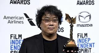 Regisseur Bong Joon-ho posiert mit dem Preis f&uuml;r den besten internationalen Film f&uuml;r &laquo;Parasite&raquo; bei den 35. Film Independent Spirit Awards.