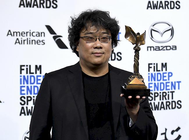 Regisseur Bong Joon-ho posiert mit dem Preis für den besten internationalen Film für «Parasite» bei den 35. Film Independent Spirit Awards.