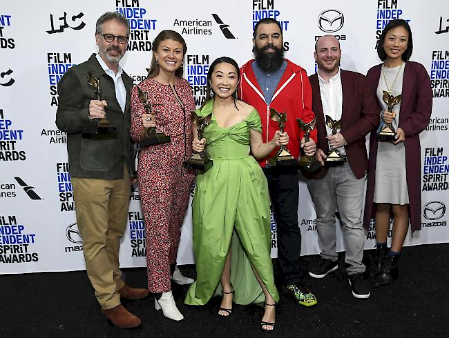 Peter Saraf, Daniele Melia, Lulu Wang, Andrew Miano, Eddie Rubin und Anita Gou (von links) posieren im Presseraum mit der Auszeichnung für den besten Spielfilm für «The Farewell».