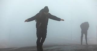Sachsen-Anhalt, Brocken: Touristen k&auml;mpfen gegen die Windb&ouml;en auf dem Brocken.