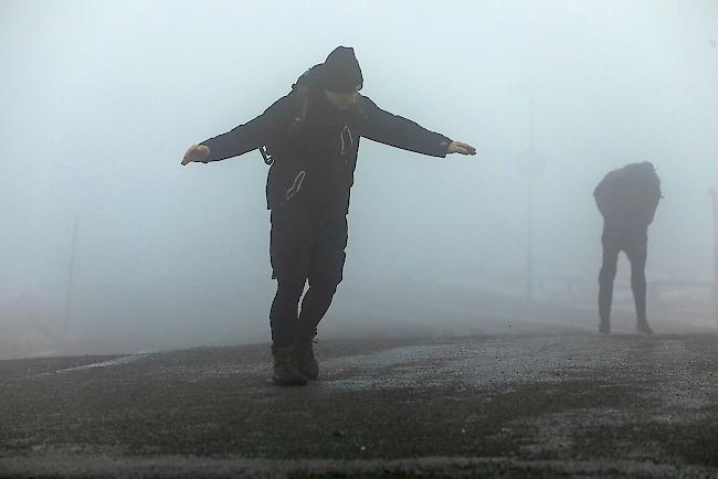 Sachsen-Anhalt, Brocken: Touristen kämpfen gegen die Windböen auf dem Brocken.