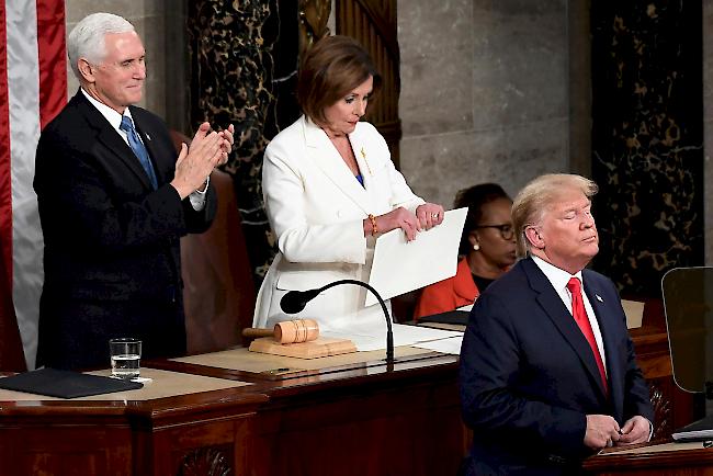 Pelosi hatte ihr Verhalten nach Trumps Rede am Dienstag (Ortszeit) verteidigt und gesagt: «Ich habe ein Manifest von Unwahrheiten zerrissen.»