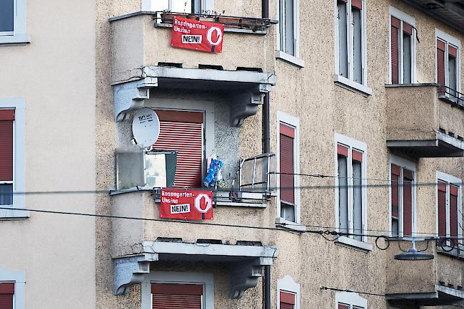 Die Stimmberechtigten im Kanton Zürich haben sich überraschend deutlich gegen den Bau des 2,3 Kilometer langen Rosengartentunnels und zweier neuer Tramlinien für 1,1 Milliarden Franken ausgesprochen.