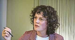 Lernerfahrung. Tanja Fux: &laquo;Hausaufgaben f&ouml;rdern die Selbstorganisation, die Kinder &uuml;bernehmen Verantwortung.&raquo;Foto Mengis Media/Alain Amherd