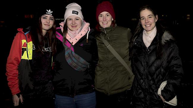 Jacqueline Schnydrig (16), Jessica (16) und Marianne (36) Zengaffinen sowie Nicole Bregy (30), Gampel.