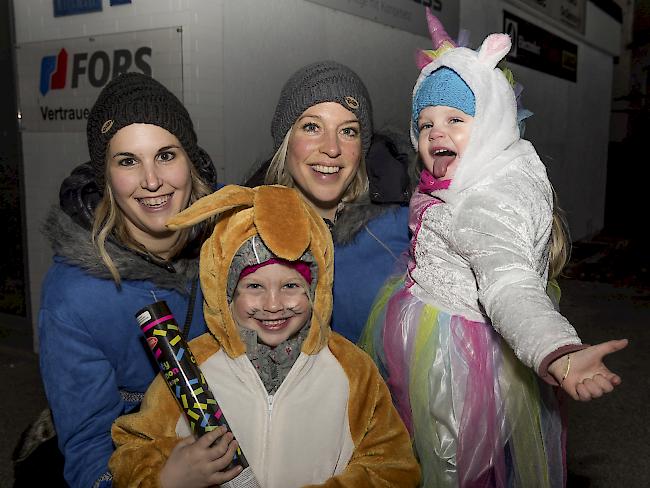 Jenni Jäger (38), Saskia (31), Anna (6) und Laura (3) Karlen, Niedergesteln.