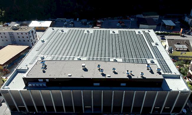 Die Visp Energie Dienste AG investierte im letzten Geschäftsjahr unter anderem in die 2500 Quadratmeter grosse Photovoltaik-Anlage auf dem Dach der Lonza Arena.