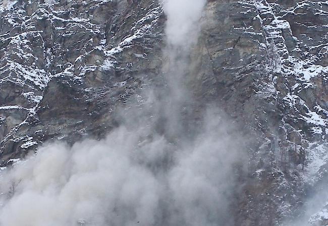 Die Strasse Täsch-Zermatt ist am Mittwoch von 9.30 Uhr bis voraussichtlich 10.30 Uhr gesperrt. (Symbol-/Archivbild)