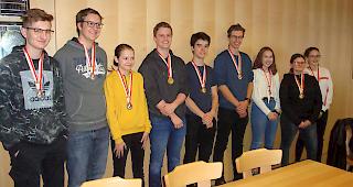 Im Indoor-Final Gruppen Luftgewehr siegt bei den Junioren Briglina 1 vor Visp-Eyholz und Orsi&egrave;res.