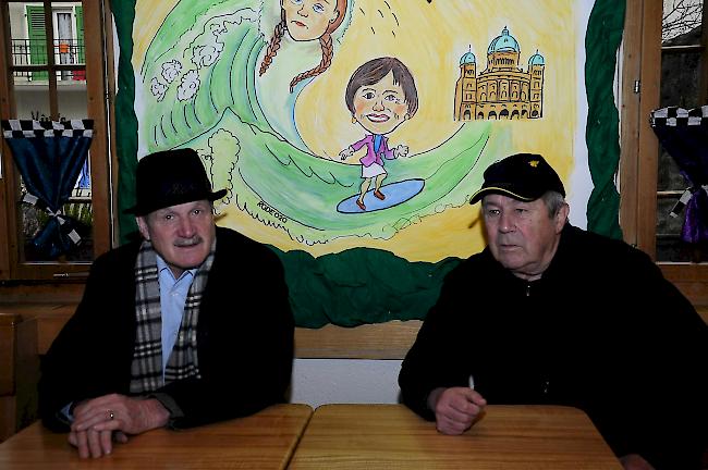 Kurt Regotz mit Hut und Roland Derendinger mit Tschäppi im Restaurant «zum Eidgenossen».