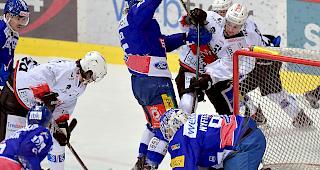 Patric Hofstetter (links) und Dario Burgener (hinten) besch&auml;ftigen die Klotener Abwehr mit Goalie Dominic Nyffeler.