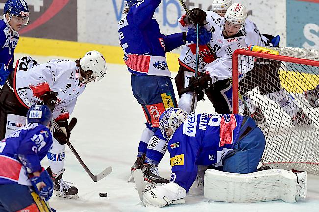 Patric Hofstetter (links) und Dario Burgener (hinten) beschäftigen die Klotener Abwehr mit Goalie Dominic Nyffeler.