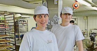 Franziska Zarn und Silvan Biner stellen jeden Tag feine Backwaren her.