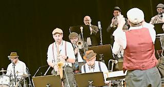 Wechsel. Alex R&uuml;edi dirigiert, Joel Schmidt am Saxofon: Bei &laquo;JA Schatz!&raquo; war diese Konstellation zumeist umgekehrt.Foto mengis media