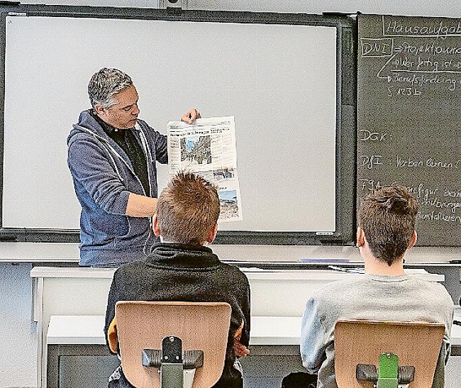 Hier stehts. Die Jugendlichen erfahren, wie eine Zeitung entsteht.