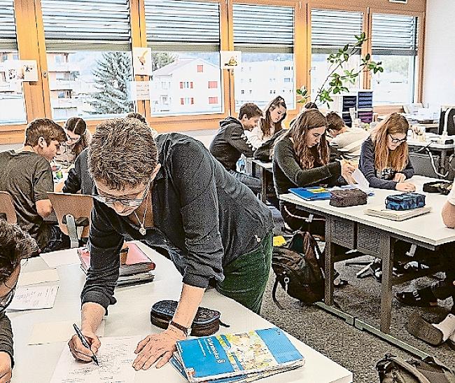 Am Puls. Lehrerin Christine Zengaffinen-Locher.