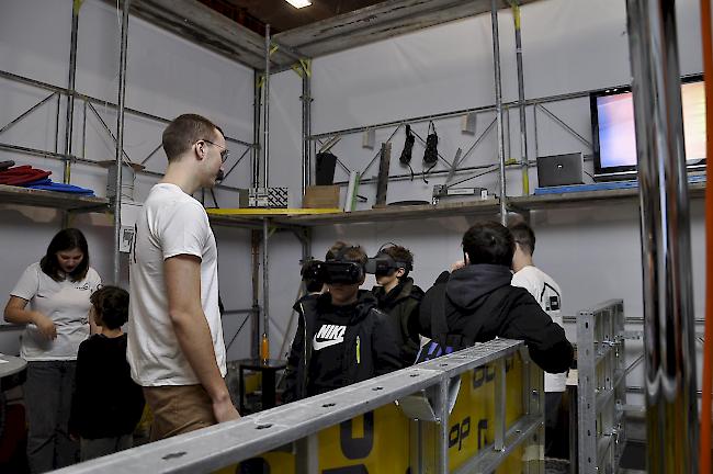 Am Stand des Bureau de Métiers können die Jugendlichen 360-Grad-Filme zu den Bauberufen anschauen.