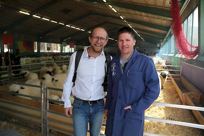 Partnerschaft. Unternehmer Dan Witting (links) bezieht seine Wolle auch von Züchter Philipp Schmid aus Ausserberg.