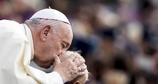 Auch beim Thema Frauen zeigt Franziskus keine Schritte in Richtung Weihe zu Diakoninnen auf: "Die Frauen leisten ihren Beitrag zur Kirche auf ihre eigene Weise und indem sie die Kraft und Z&auml;rtlichkeit der Mutter Maria weitergeben."