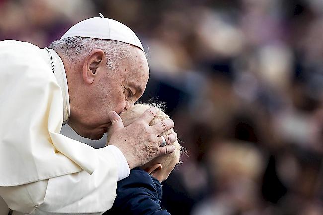 Auch beim Thema Frauen zeigt Franziskus keine Schritte in Richtung Weihe zu Diakoninnen auf: "Die Frauen leisten ihren Beitrag zur Kirche auf ihre eigene Weise und indem sie die Kraft und Zärtlichkeit der Mutter Maria weitergeben."