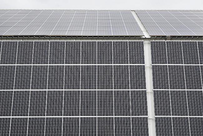 Die Forderung betrifft insbesondere grosse Anlagen ohne Eigenverbrauch, etwa auf Stalldächern oder Infrastrukturen.