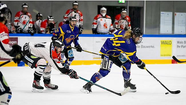 Yannick Burgener (rechts) und Sandro Lorenz (Mitte) stehen mit dem EHC Raron im Play-off-Halbfinal.